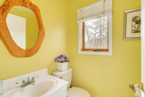 ein Badezimmer mit Toilette, Waschbecken und Spiegel in der Unterkunft Pocono Retreat Access to Community Lake and Beach! in Albrightsville + 26 Fotos
