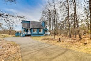 ein blaues Haus mitten auf einer Straße in der Unterkunft Pocono Retreat Access to Community Lake and Beach! in Albrightsville
