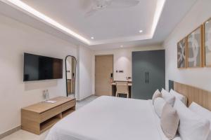 Postel nebo postele na pokoji v ubytování SKYLA Studios & Suites - Kondapur