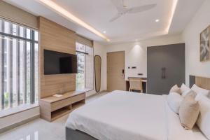TV a/nebo společenská místnost v ubytování SKYLA Studios & Suites - Kondapur
