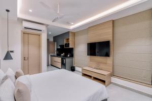 Postel nebo postele na pokoji v ubytování SKYLA Studios & Suites - Kondapur