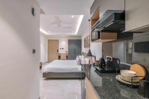 Postel nebo postele na pokoji v ubytování SKYLA Studios & Suites - Kondapur