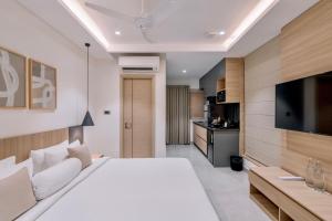 Postel nebo postele na pokoji v ubytování SKYLA Studios & Suites - Kondapur