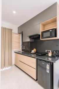 Kuchyň nebo kuchyňský kout v ubytování SKYLA Studios & Suites - Kondapur