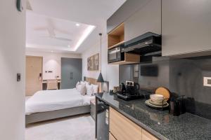 Kuchyň nebo kuchyňský kout v ubytování SKYLA Studios & Suites - Kondapur