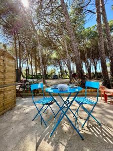 een blauwe tafel en 2 stoelen op een patio bij STUDIO G in Calvi