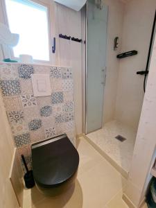 Ein Badezimmer in der Unterkunft BUQEZ Villa 30 "Beachvilla Stella" mit SPA & Meerblick