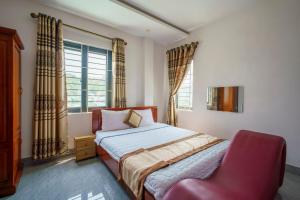 Un pat sau paturi într-o cameră la Phú Xuân Hotel