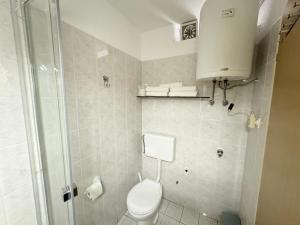 uma casa de banho com um WC e um chuveiro em APARTMA PIRANESA em Piran