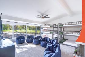 Χώρος καθιστικού στο Camp Guadalupe Riverfront Seguin Home on the Guadalupe with paddle sports and grill
