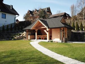 a building with a gazebo in a yard at Apartamenty na Pienińskim Wzgórzu in Szczawnica