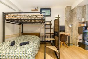 格勒諾布爾的住宿－Loft Urban Garden: 4 people - wifi fiber - terrace，一间卧室配有双层床和书桌