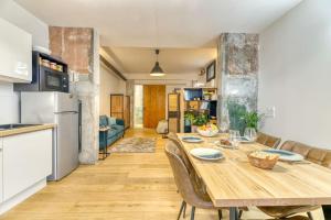 格勒諾布爾的住宿－Loft Urban Garden: 4 people - wifi fiber - terrace，厨房以及带木桌和椅子的用餐室。