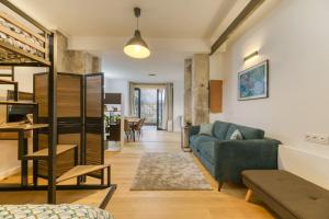 格勒諾布爾的住宿－Loft Urban Garden: 4 people - wifi fiber - terrace，一间带绿色沙发的客厅和一个阁楼