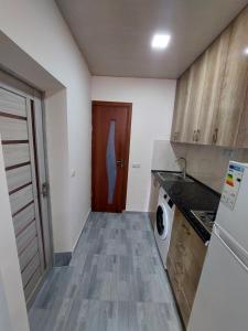 una pequeña cocina con puerta y lavavajillas en Sevan EM & YU, en Sevan