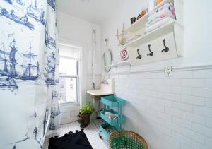 Pokój ten dysponuje łazienką z umywalką i niebiesko-białymi ścianami. w obiekcie Lovely 1BR Apartment in Prime Location w Nowym Jorku