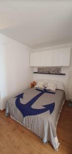 Una cama o camas en una habitación de PISO DELTA MUGA Costa Brava
