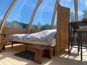 Bett in einem Zimmer mit Fenster in der Unterkunft Orion - A La Bul'étoile in Loulans-Verchamp