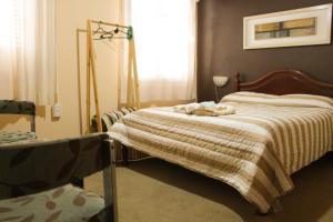 - une chambre avec un lit et une couverture dans l'établissement Puerta del Sol, à Cosquín