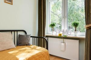 Posteľ alebo postele v izbe v ubytovaní Franciszkanska Blueberry Apartment
