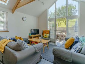 Sala de estar con 2 sofás y mesa en 3 Bed in Lamphey 82584, en Lamphey