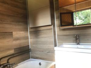 een kleine badkamer met een wastafel en een bad bij Chalet 182 La Boverie Rendeux - La Roche in Rendeux