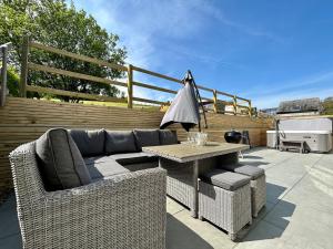une terrasse avec un canapé, une table et des chaises dans l'établissement 3 Bed in Lamphey 82584, à Lamphey