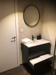 a bathroom with a sink and a mirror at De Pelgrim in Tongeren