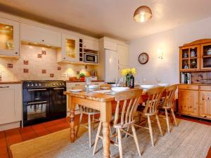 - une cuisine avec une table en bois et des chaises dans l'établissement 3 Bed in Watermillock SZ318, à Watermillock