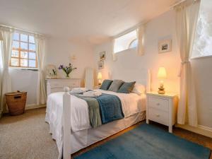 um quarto com uma cama branca e uma janela em 3 Bed in Watermillock SZ318 em Watermillock