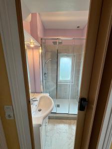 a bathroom with a sink and a shower at Le Martin Pêcheur in Port-en-Bessin-Huppain