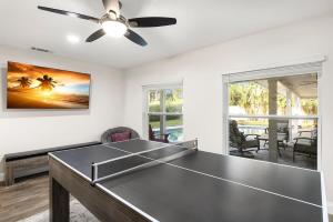 Instalaciones para jugar al tenis de mesa en 3 Mins to Beach Heated Pool Ping Pong Pool Table o alrededores
