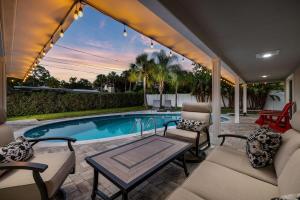 La pileta dentro o cerca de 3 Mins to Beach Heated Pool Ping Pong Pool Table