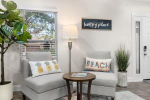 Un lugar para sentarse en 3 Mins to Beach Heated Pool Ping Pong Pool Table