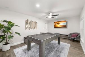 Instalaciones para jugar al tenis de mesa en 3 Mins to Beach Heated Pool Ping Pong Pool Table o alrededores