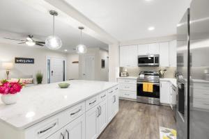 Una cocina o kitchenette en 3 Mins to Beach Heated Pool Ping Pong Pool Table