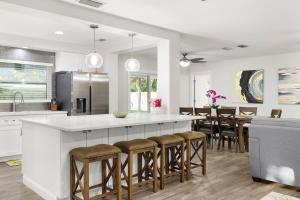 Una cocina o kitchenette en 3 Mins to Beach Heated Pool Ping Pong Pool Table