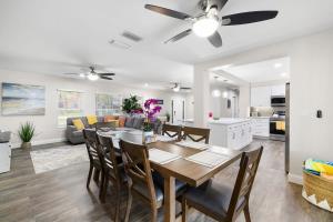 Una cocina o kitchenette en 3 Mins to Beach Heated Pool Ping Pong Pool Table