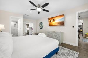 Una cama o camas en una habitación de 3 Mins to Beach Heated Pool Ping Pong Pool Table