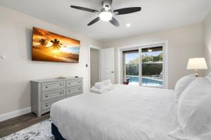 Una cama o camas en una habitación de 3 Mins to Beach Heated Pool Ping Pong Pool Table