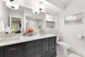 Un baño de 3 Mins to Beach Heated Pool Ping Pong Pool Table
