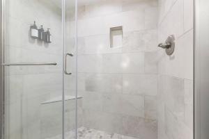 Un baño de 3 Mins to Beach Heated Pool Ping Pong Pool Table