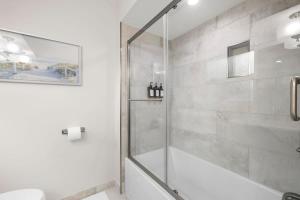 Un baño de 3 Mins to Beach Heated Pool Ping Pong Pool Table