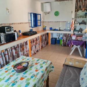 eine Küche mit einem Tisch und einer Schüssel darauf in der Unterkunft Maisonnette vue mer en pleine campagne. Originale. in El Jadida