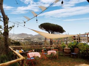 un gruppo di sedie e tavoli sotto una tenda di Casa Fasano Amalfi Coast a Vietri