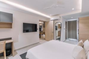 TV a/nebo společenská místnost v ubytování SKYLA Studios & Suites - Kondapur