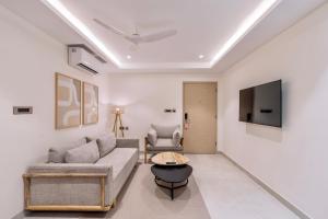 TV a/nebo společenská místnost v ubytování SKYLA Studios & Suites - Kondapur