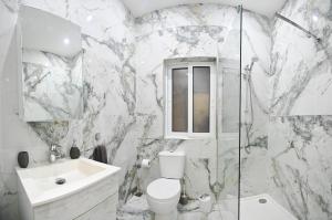een badkamer met een toilet, een wastafel en een douche bij Widnet il-Bahar in Marsalforn