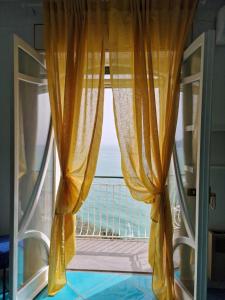 una ventana abierta con vistas al océano en Agriturismo Fuoco D'Amalfi Villa Iazzetta, en Amalfi