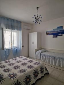 1 dormitorio con 2 camas y lámpara de araña en Agriturismo Fuoco D'Amalfi Villa Iazzetta, en Amalfi